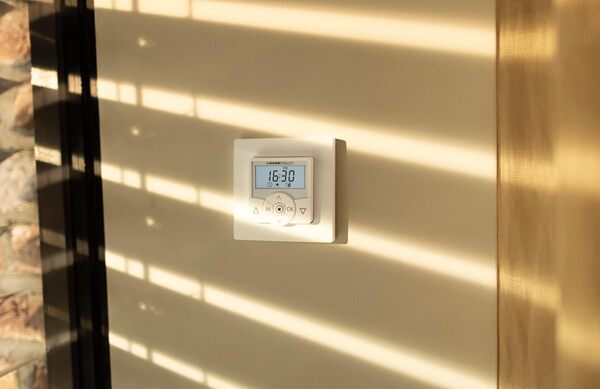 HOMEPILOT - Horloge programmable connectée premium. Commande vos volets roulants tout au long de la semaine.